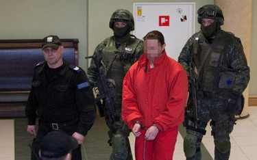 Ryszard Bogucki w 2010 r. w sądzie jako oskarżony w sprawie o zabójstwo gen. Marka Papały. Czerwony 