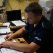 St.asp.Krzysztof Krzempek, dyżurny z Cieszyna tłumaczył przez telefon babci jak pomóc dziesięciomies