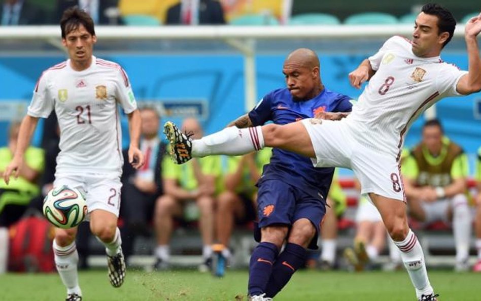 Hiszpanie Andres Iniesta i Xavi do dziś nie wiedzą, co się stało w meczu z Holandią