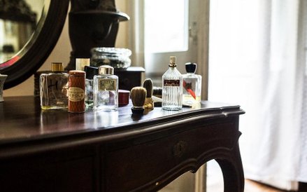 Owalny, podłużny flakon przypominał kształtem drewniany kołek. Sięgnął po niego i zdjął nakrętkę. Wy