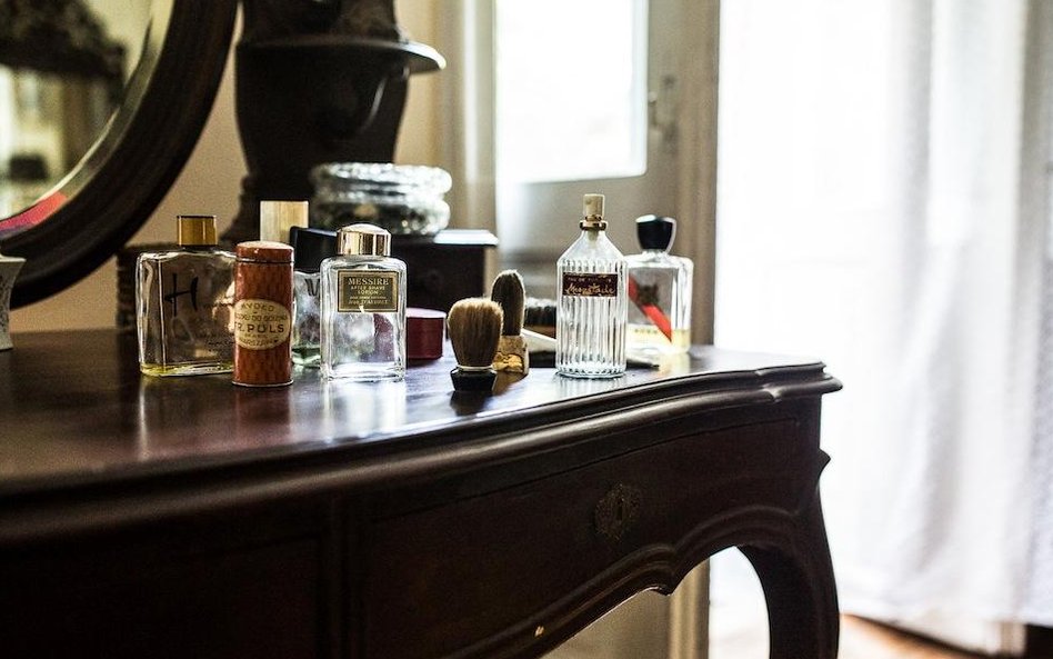 Owalny, podłużny flakon przypominał kształtem drewniany kołek. Sięgnął po niego i zdjął nakrętkę. Wy