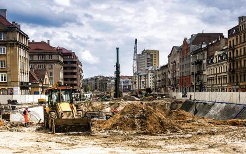 Budowa stacji metra Dworzec Wileński potrwa jeszcze wiele miesięcy. Ulica Targowa powinna zostać otw