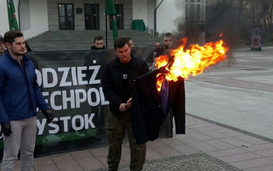 Prokuratura odmawia wszczęcia dochodzenia ws. spalenia kukły Ryszarda Petru