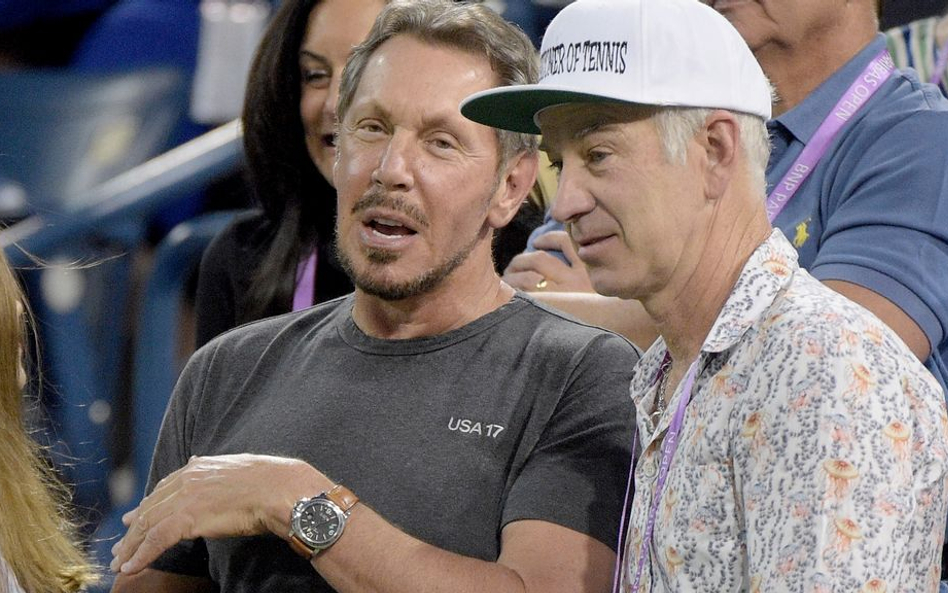 Larry Ellison (z lewej) i John McEnroe na trybunach w Indian Wells