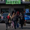 Hotelarze martwią się, jak otworzyć letni sezon, gdy miejsca zajmują uchodźcy