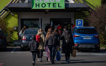 Hotelarze martwią się, jak otworzyć letni sezon, gdy miejsca zajmują uchodźcy