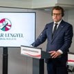 Poseł PiS, były wiceminister sprawiedliwości Marcin Romanowski podczas konferencji prasowej w Budape