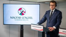 Marcin Romanowski podczas konferencji prasowej w Budapeszcie