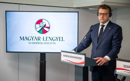 Marcin Romanowski podczas konferencji prasowej w Budapeszcie