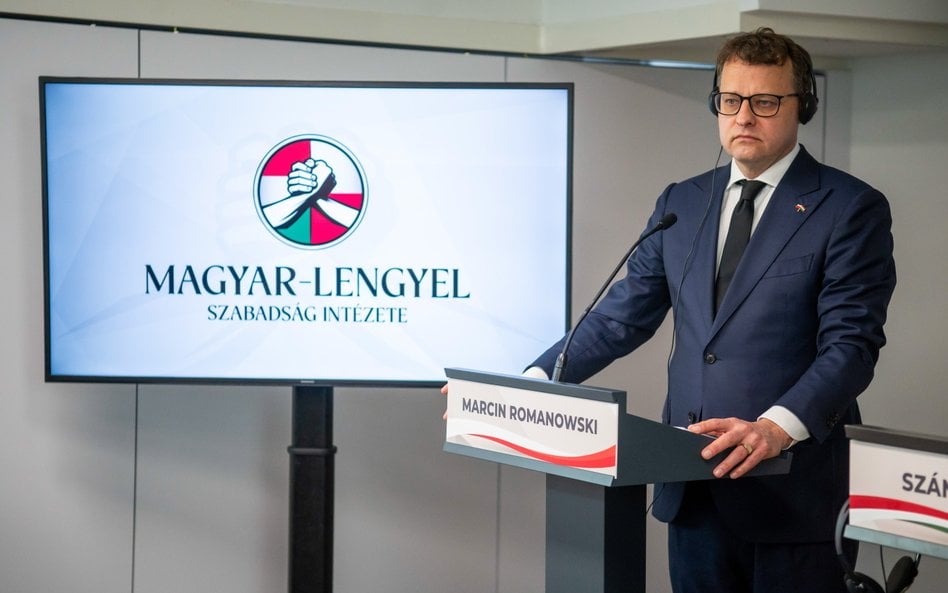 Marcin Romanowski podczas konferencji prasowej w Budapeszcie