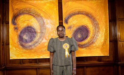 Nnena Kalu podczas uroczystości wręczenia Nagrody Turnera. Ma przypiętą plakietkę ze zdjęciem i napi