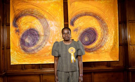 Nnena Kalu podczas uroczystości wręczenia Nagrody Turnera. Ma przypiętą plakietkę ze zdjęciem i napi