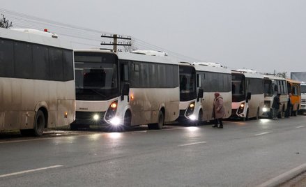 Konwój humanitarny przewożący mieszkańców ewakuowanych z kontrolowanego przez Rosję miasta Ołeszki, 