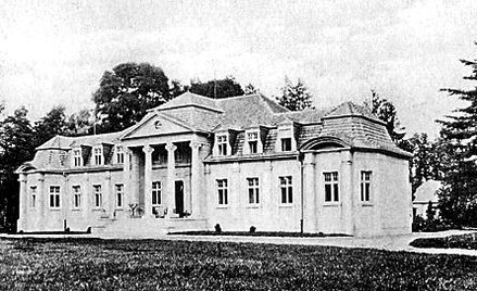 Majątek Skoraszewice należał do rodziny Sypniewskich. W 1908 roku został przebudowany według planów 