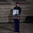 Członek Gwardii Republikańskiej trzyma portret zamordowanego Samuela Paty'ego podczas uroczystości p