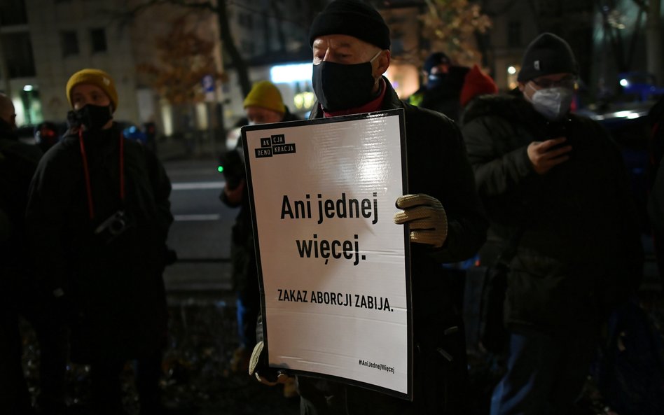 Uczestnicy protestu pod hasłem #AniJednejWięcej przed siedzibą Trybunału Konstytucyjnego w Warszawie