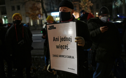 Uczestnicy protestu pod hasłem #AniJednejWięcej przed siedzibą Trybunału Konstytucyjnego w Warszawie