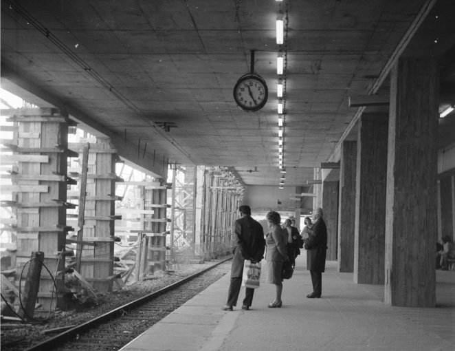 Przejezdność dworca, jak byśmy to dziś określili, uzyskano jeszce w trakcie budowy. Na zdjęciu jeden