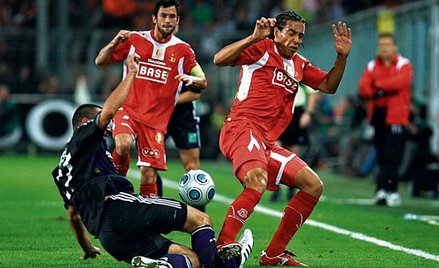 30 sierpnia 2009 - 25. minuta meczu Anderlecht Bruksela – Standard Liege. Axel Witsel (z prawej) bru