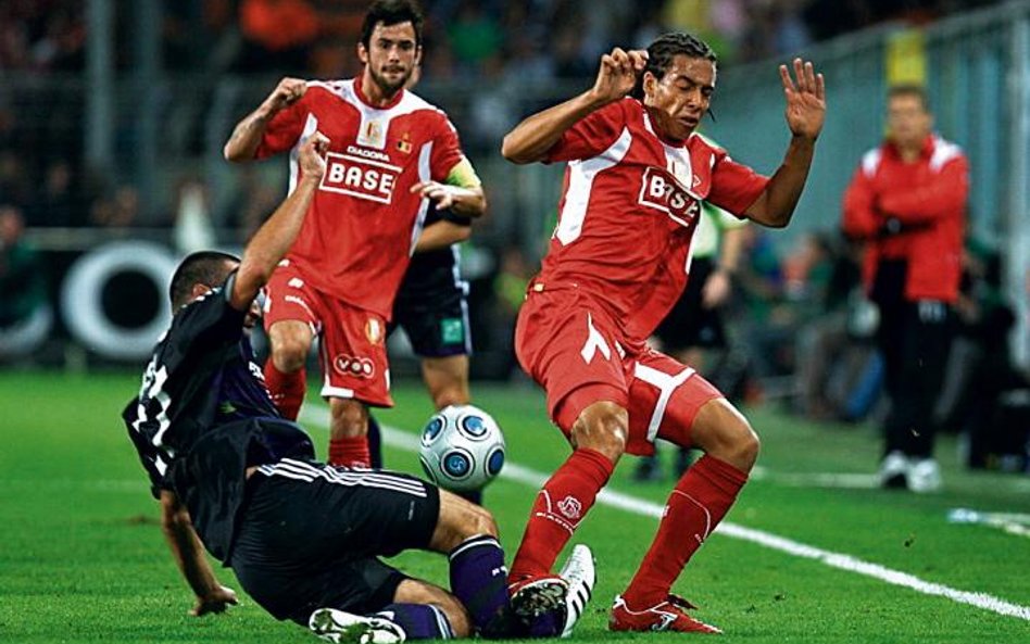 30 sierpnia 2009 - 25. minuta meczu Anderlecht Bruksela – Standard Liege. Axel Witsel (z prawej) bru