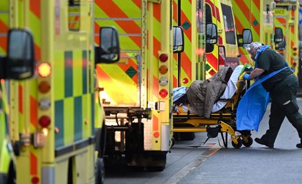 Wielka Brytania: Ponad 1000 zgonów zw. z COVID w ciągu doby