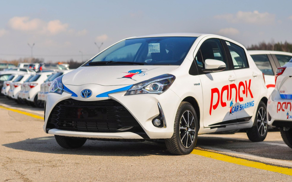 Wypożyczania aut na minuty – kolejnych 300 hybrydowych Toyot w Warszawie