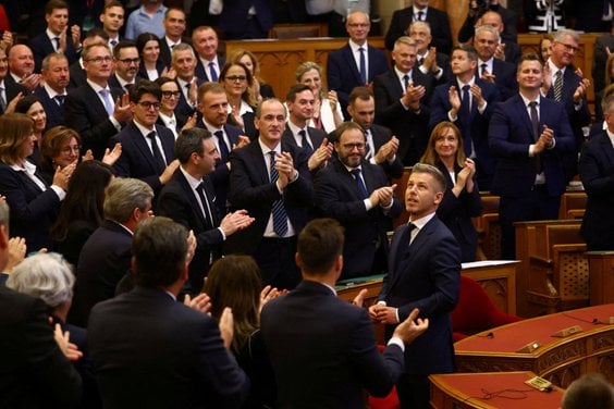 Péter Magyar otrzymał od deputowanych Tiszy owację na stojąco