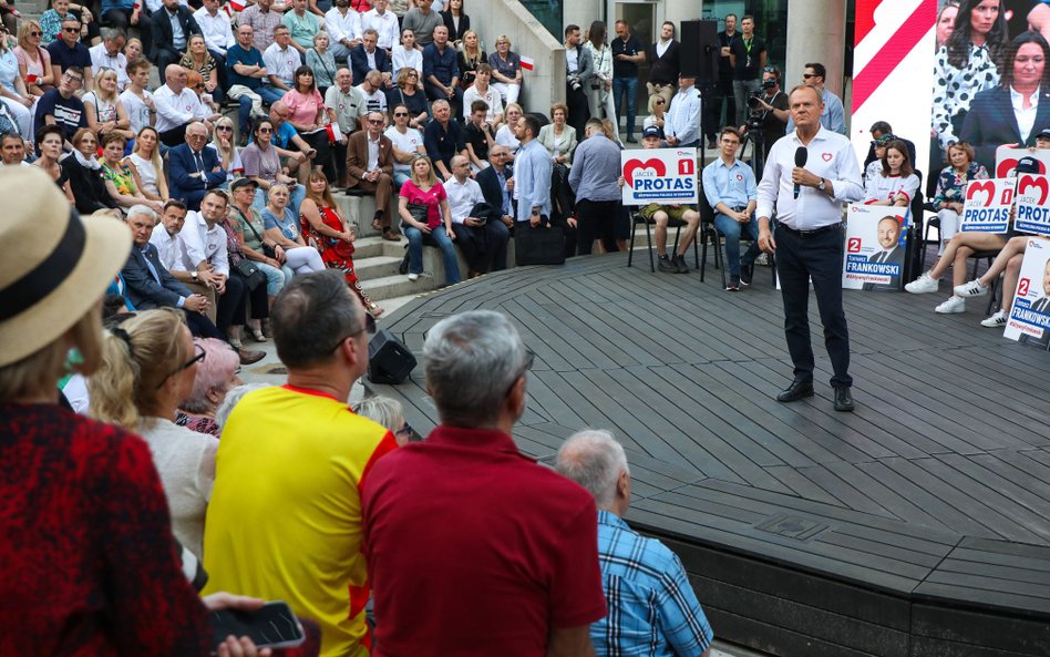 Premier Donald Tusk podczas otwartego spotkania z mieszkańcami miasta w Amfiteatrze Opery i Filharmo