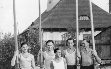 Czwórka ze sternikiem na przystani. Od lewej: Edward Kobyliński, Stanisław Urban, sternik Jerzy Skol