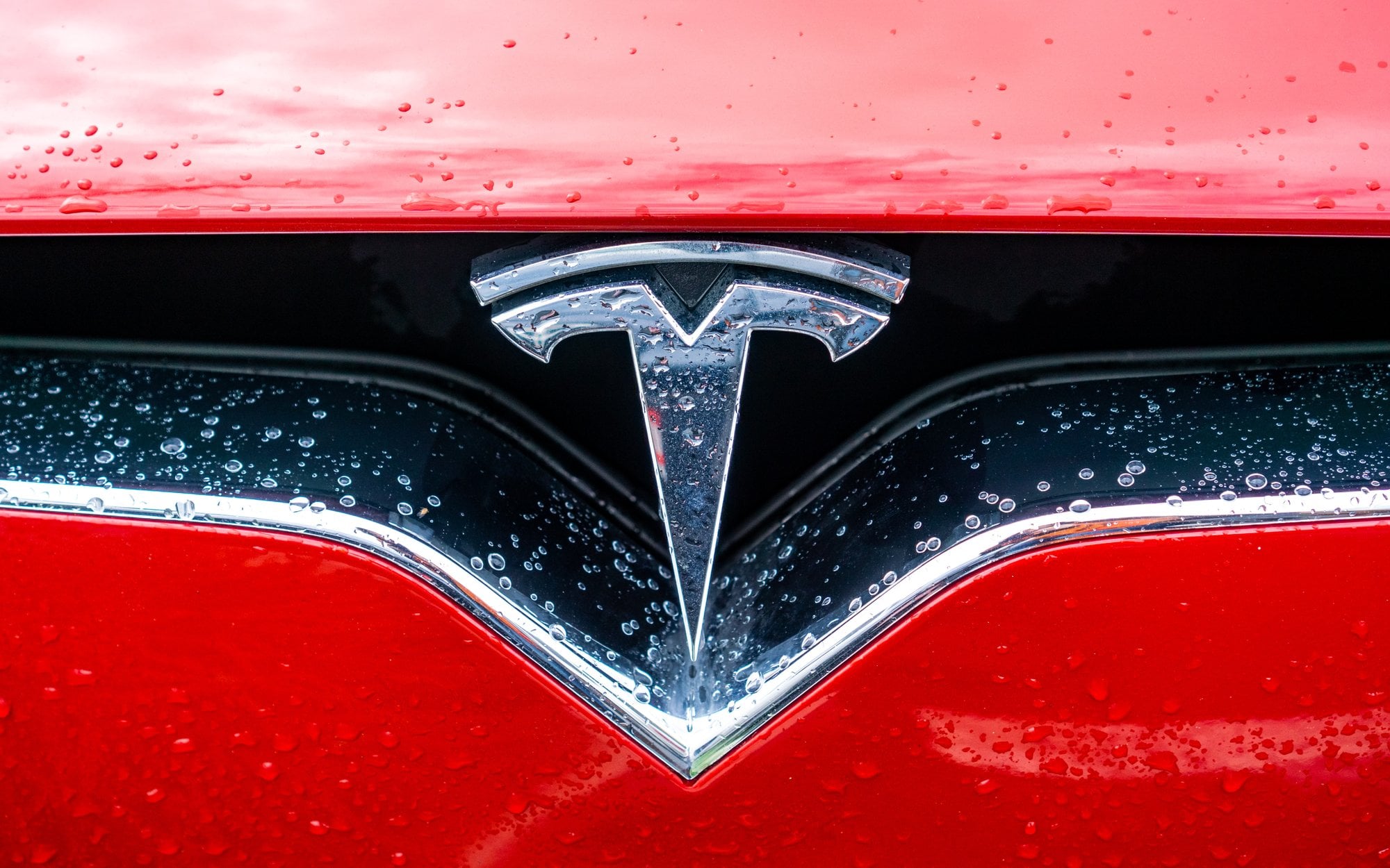 Tesla wbiła się w dom. Śmiertelny wypadek badają śledczy. „Korzystałem z autopilota"