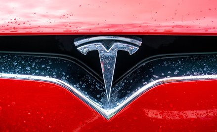 Amerykańscy śledczy badają sprawę wypadku z udziałem Tesli, której kierowca miał korzystać z autopil
