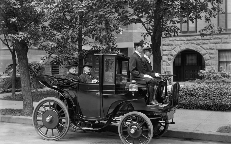 Senator George P. Wetmore z Rhode Island wraz z małżonką – w elektrycznym samochodzie Kriéger „Landa