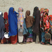 Mogadiszu, 2011 rok: kolejka do punktu wydającego żywność dla uchodźców z rejonów ogarniętych wojną 