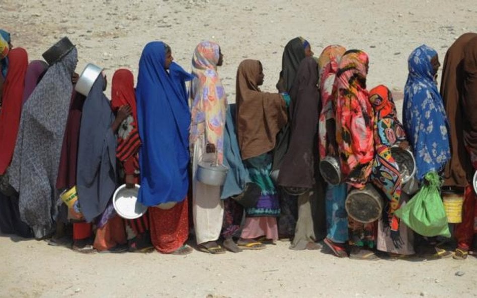 Mogadiszu, 2011 rok: kolejka do punktu wydającego żywność dla uchodźców z rejonów ogarniętych wojną 