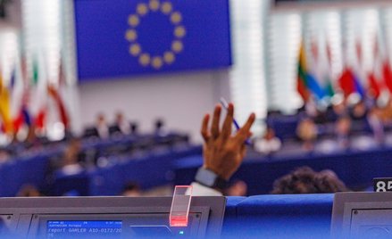 Europosłowie chcą sięgnąć po zamrożone aktywa Rosji. Apel do władz UE