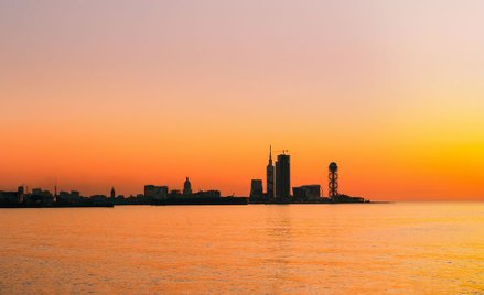 Badania przeprowadzono w latach 2017–2019 na wodach przybrzeżnych Gruzji (na zdjęciu Batumi), Ukrain