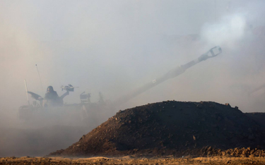Żołnierze Sił Obronnych Izraela (IDF) strzelają z haubicy 155 mm  w pobliżu granicy ze Strefą Gazy, 