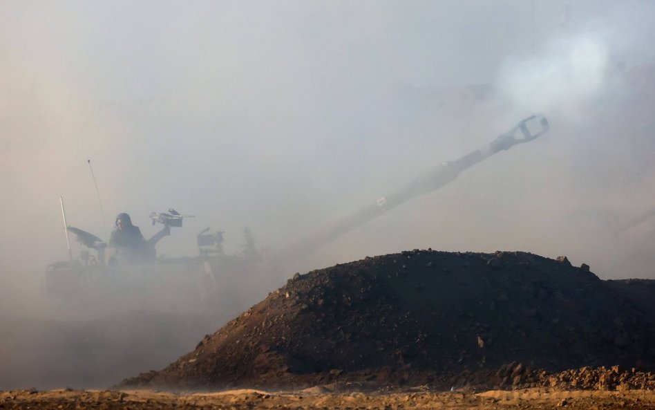 Żołnierze Sił Obronnych Izraela (IDF) strzelają z haubicy 155 mm  w pobliżu granicy ze Strefą Gazy, 