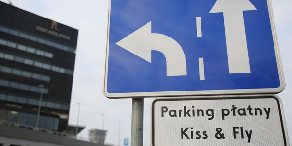 Spór o modernizację parkingu na lotnisku Chopina. Przetargiem na miliony zajmie się KIO