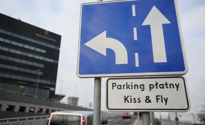 Droga na parking płatny Kiss&Fly przed Terminalem A. na Lotnisku Chopina w Warszawie
