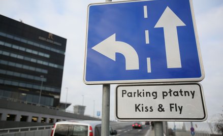 Droga na parking płatny Kiss&Fly przed Terminalem A. na Lotnisku Chopina w Warszawie