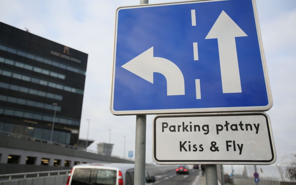 Droga na parking płatny Kiss&Fly przed Terminalem A. na Lotnisku Chopina w Warszawie