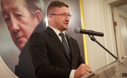 Sędzia Paweł Juszczyszyn, w tle wizerunek mec. Edwarda Wende