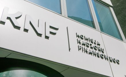 Oskarżeni pracownicy KNF nadal na wysokich stanowiskach