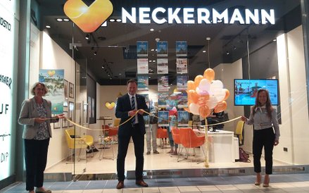 Żółtą wstęgę - w kolorze neckermannowskiego serca - przeciął prezes Maciej Nykiel