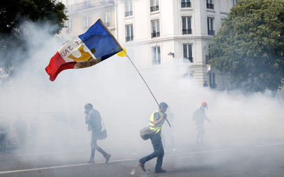 Francją wstrząsają protesty, które zaczęły się kilka lat temu od ruchu „żółtych kamizelek”. Na zdjęc