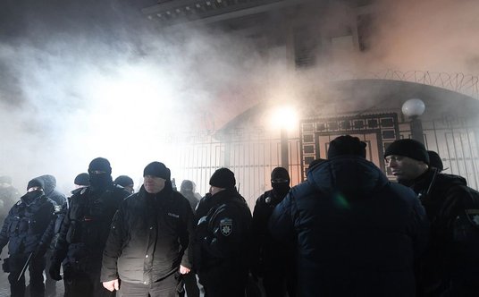 Policja zabezpieczająca rosyjską ambasadę w Kijowie