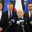 Jacek Kurski (za plecami Jarosława Kaczyńskiego) nie zdobył mandatu w wyborach do PE