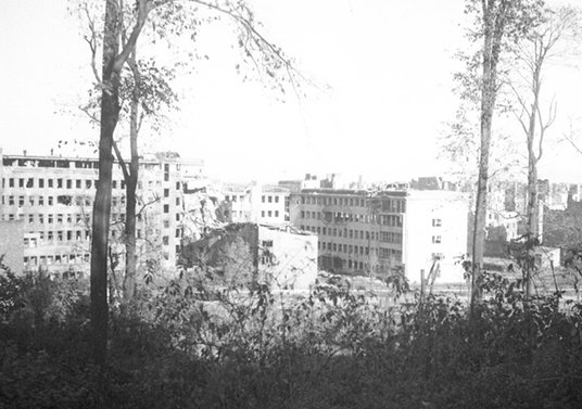 Zniszczona siedziba ZUS przy ul. Czerniakowskiej 231, sierpień 1944 roku. W centrali pozostała jedyn