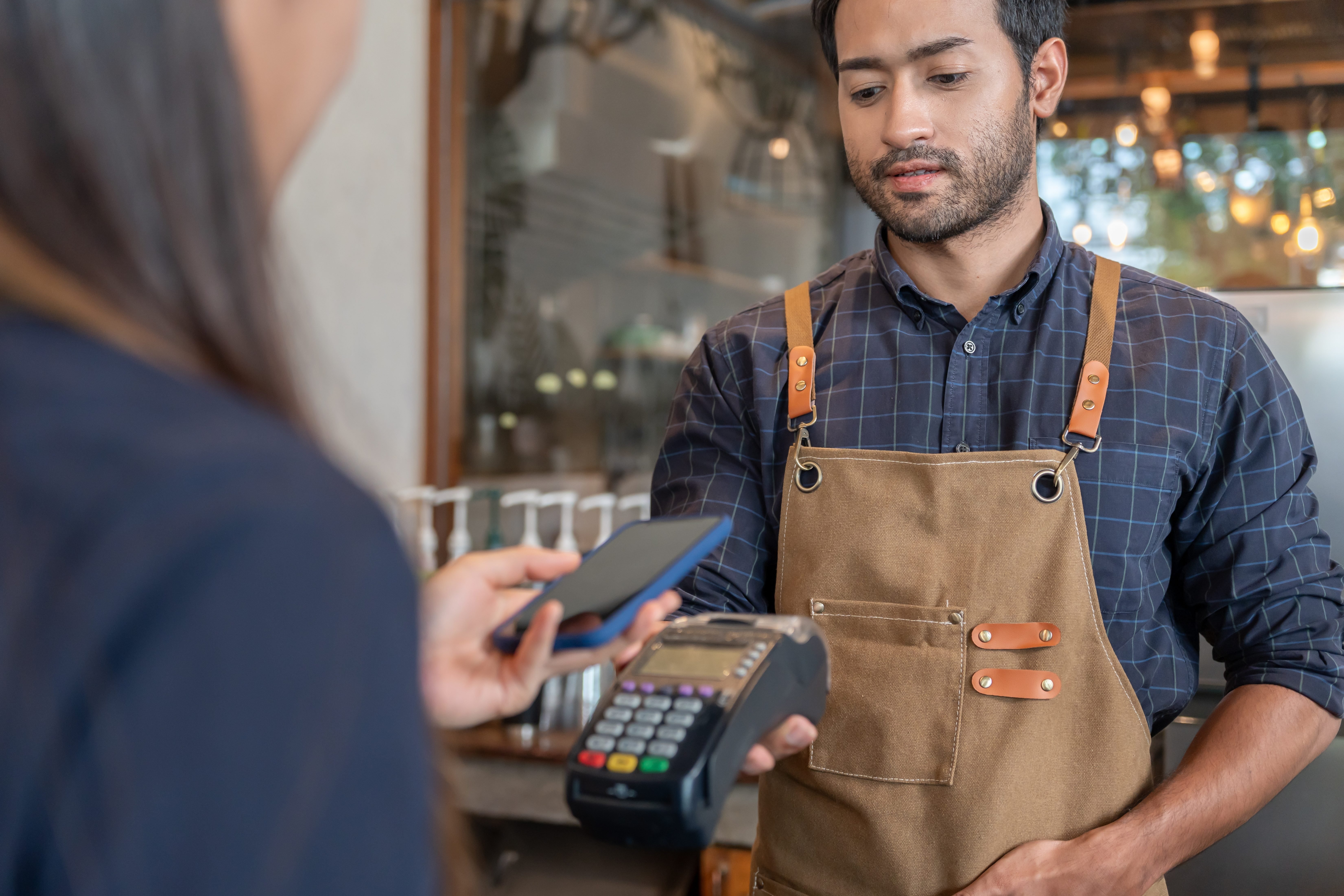 Karty płatnicze i mobilne płatności NFC – tak dziś płacą Polacy